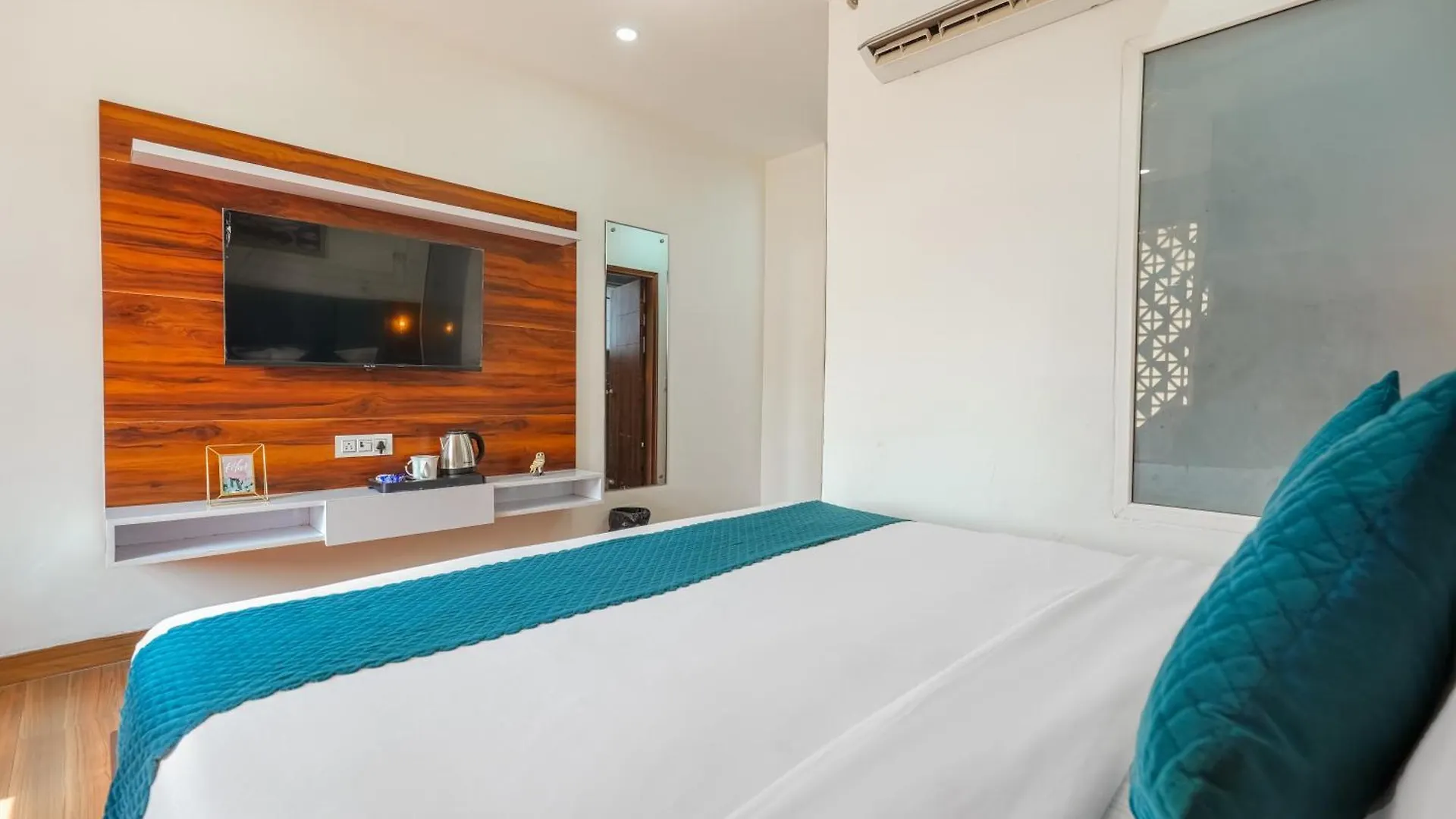 ***  Hotel Fiora Inn Chandigarh Zirakpur הודו
